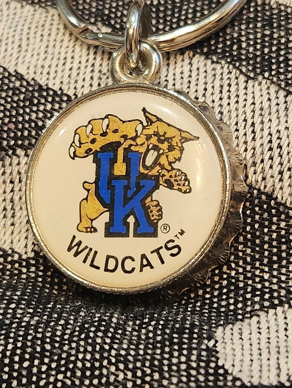 University of Kentucky Wildcats Bottle Cap Bottlecap Keychain 1986-2005 Cat Logo
